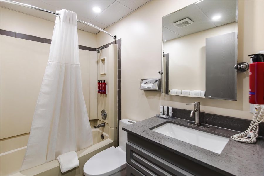 SureStay by Best Western Bakersfield Central — Bathroom