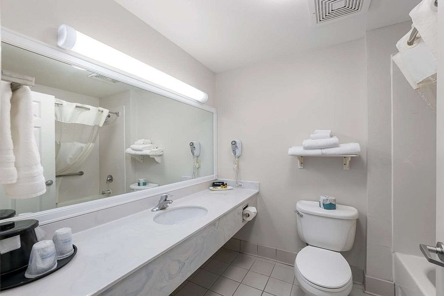 Surestay By Best Western Cambridge — Bathroom