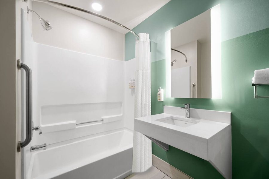 SureStay by Best Western Charlotte Matthews — Bathroom
