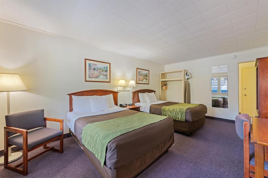 SureStay by Best Western Cherokee on the River — Guest room