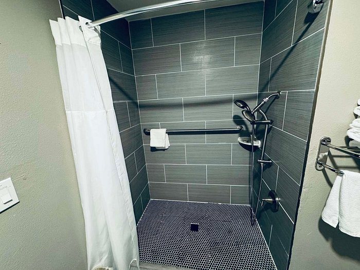 SureStay by Best Western Fresno Central — Bathroom