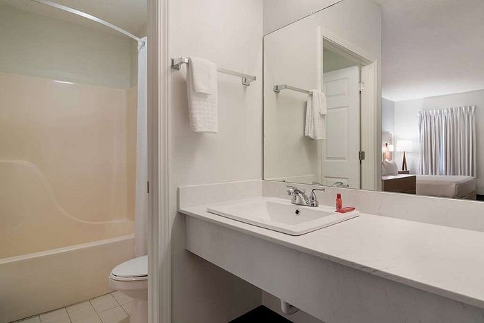 SureStay By Best Western Helen Downtown — Bathroom