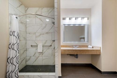 Surestay By Best Western Irving Grapevine Dfw North — Bathroom