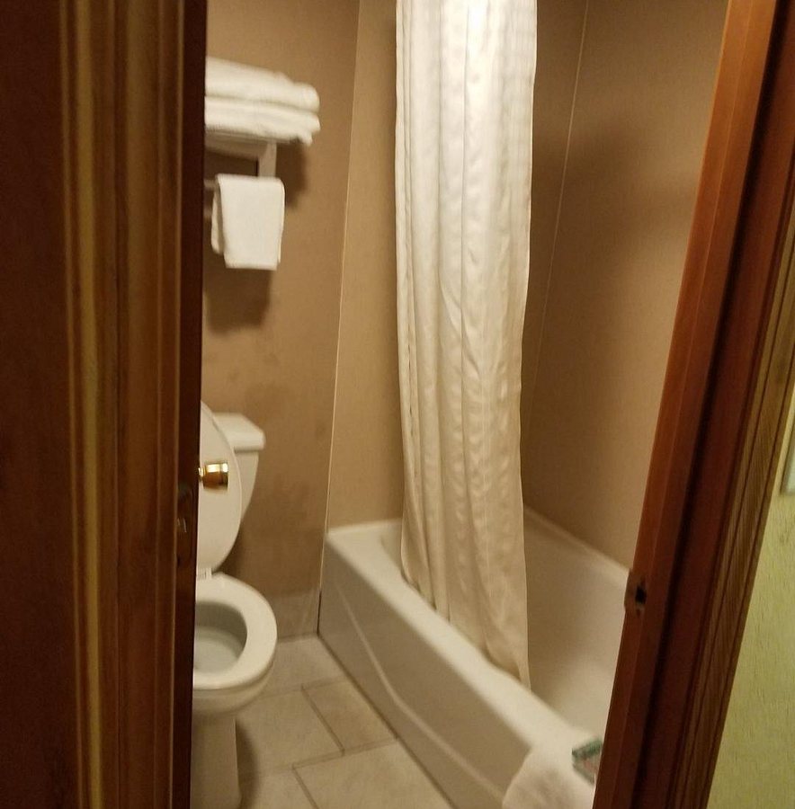 SureStay By Best Western Kansas City Country Inn North — Bathroom