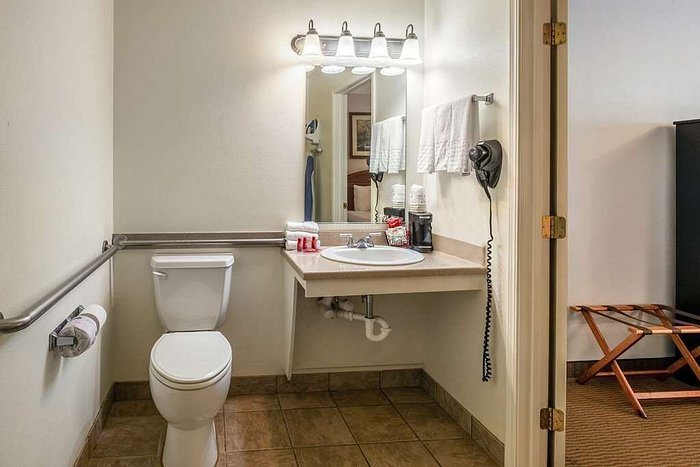 SureStay By Best Western Leesville — Bathroom