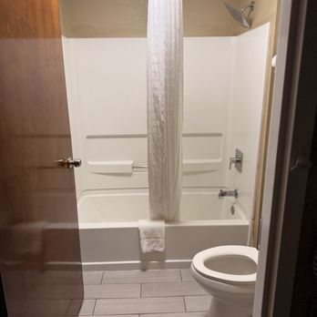 SureStay By Best Western Lenoir City — Bathroom