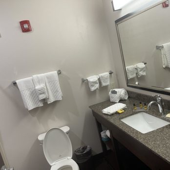SureStay By Best Western Lincoln — Bathroom