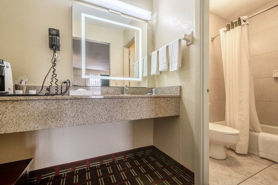 SureStay by Best Western Miles City — Bathroom