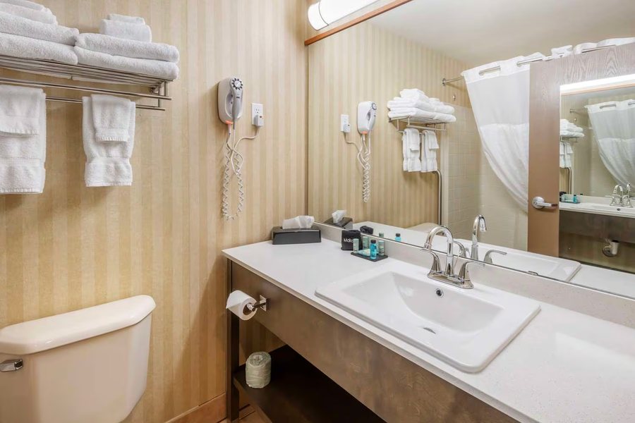 SureStay By Best Western Presque Isle — Bathroom