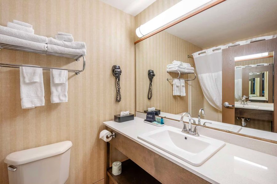 SureStay By Best Western San Francisco Marina District — Bathroom