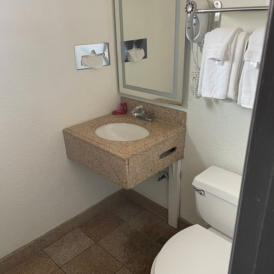 SureStay By Best Western Seaside Monterey — Bathroom