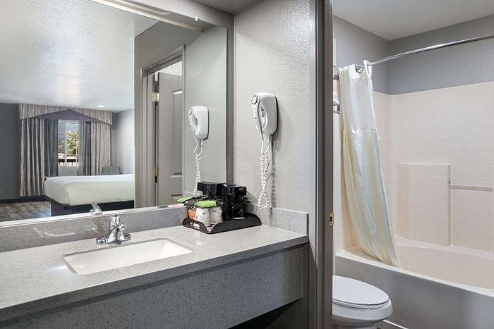 SureStay By Best Western Ukiah — Bathroom