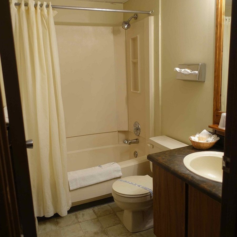 SureStay Hotel by Best Western Castlegar — Bathroom