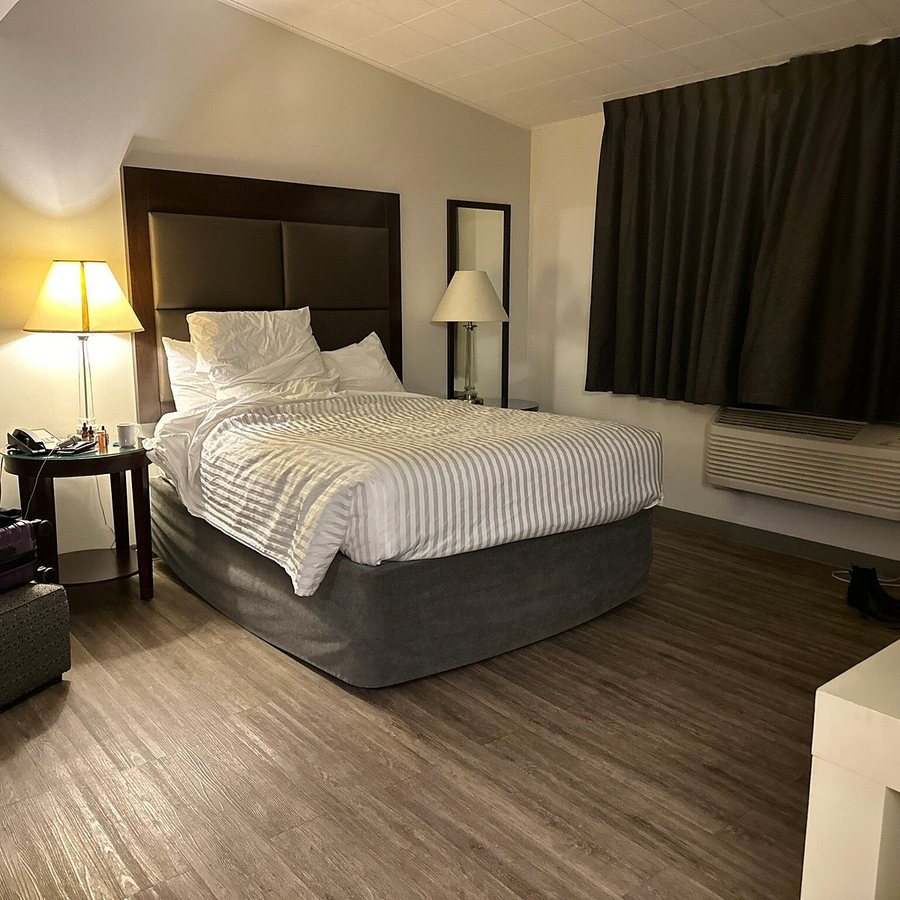 SureStay Hotel by Best Western Castlegar — Guest room