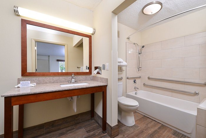 SureStay Plus By Best Western Asheboro — Bathroom
