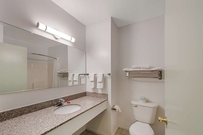 SureStay Plus By Best Western Berkeley Springs — Bathroom