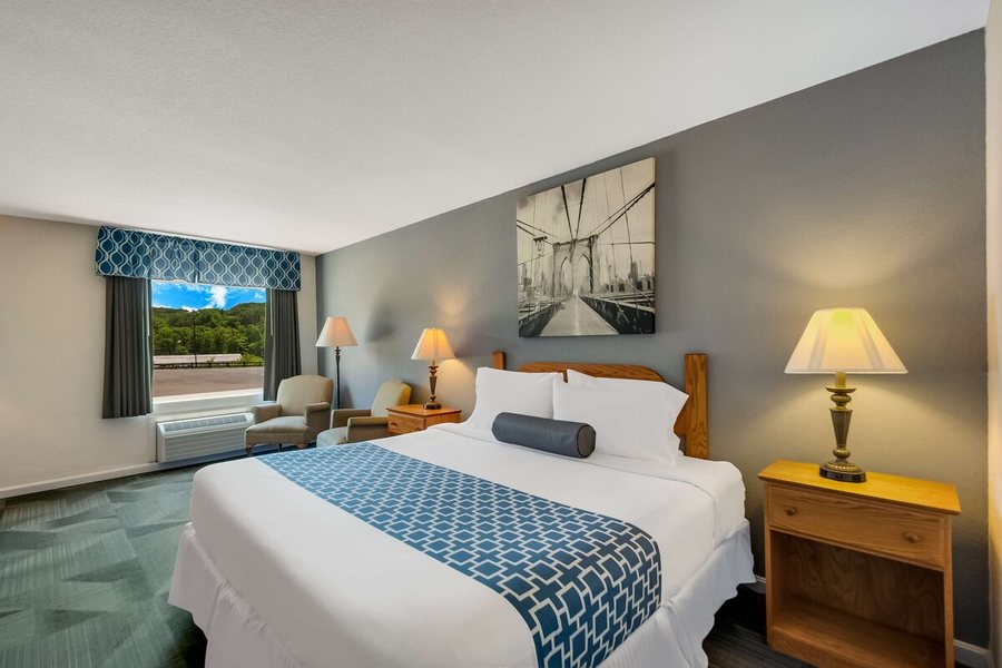 SureStay Plus By Best Western Berkeley Springs — Guest room