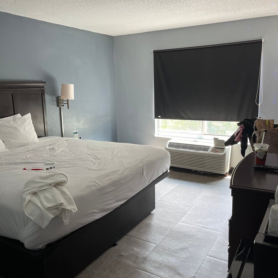SureStay Plus By Best Western Durham Medical Center — Guest room