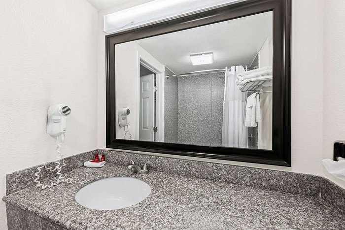 SureStay Plus By Best Western Lubbock Medical Center — Bathroom