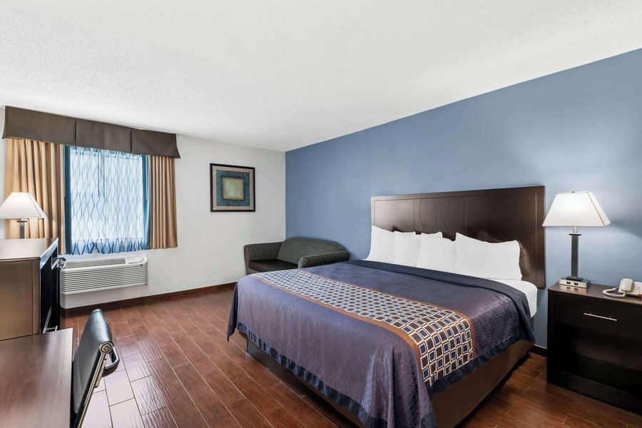 SureStay Plus By Best Western Lubbock Medical Center — Guest room