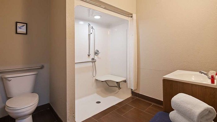 SureStay Plus by Best Western San Antonio Fiesta Inn — Bathroom