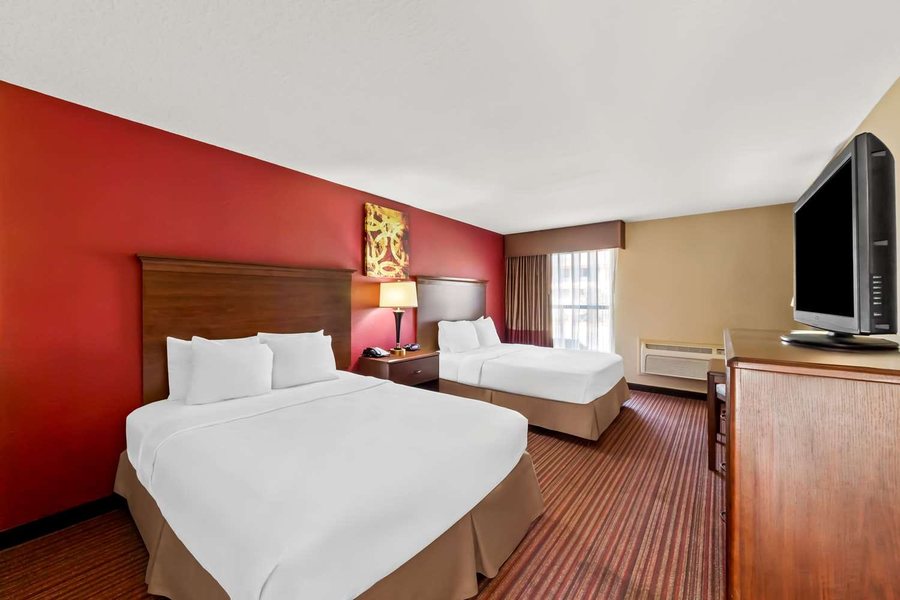 SureStay Plus by Best Western San Antonio Fiesta Inn — Guest room
