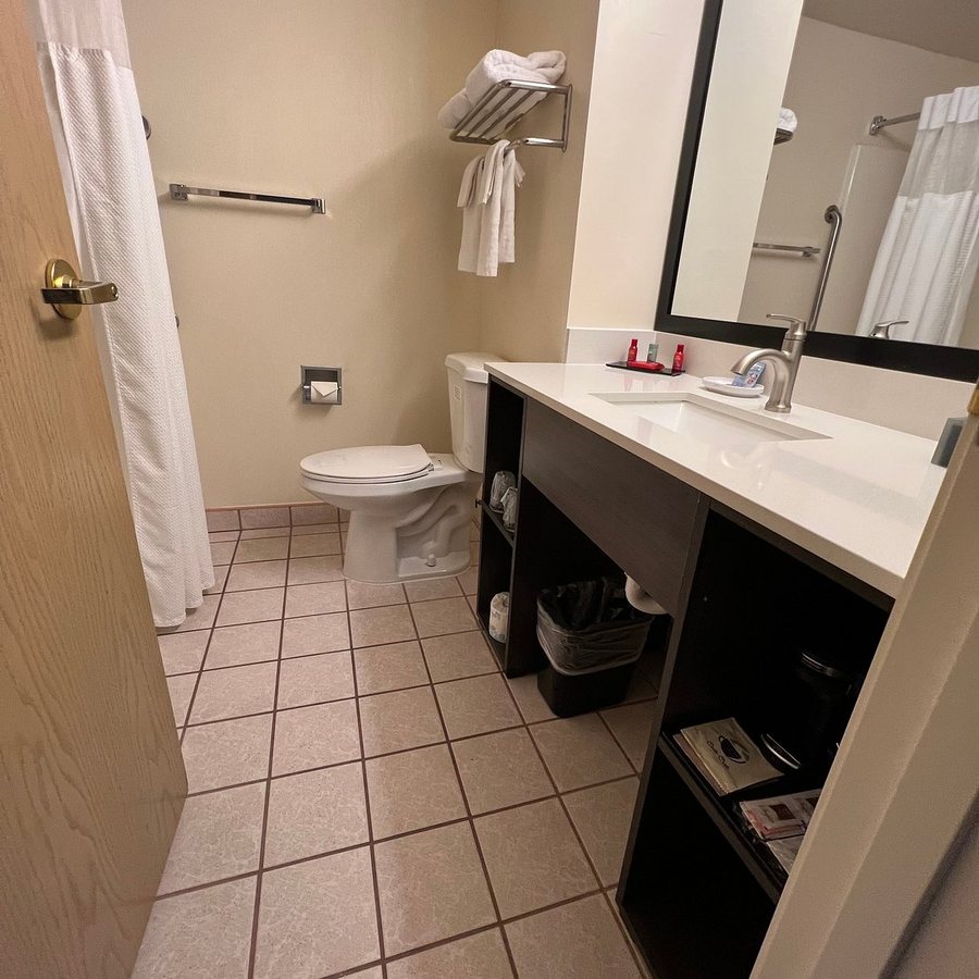 SureStay Plus by Best Western SeaTac Airport — Bathroom