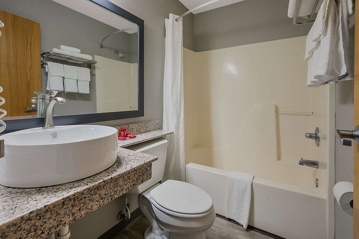 SureStay Plus By Best Western Sevierville — Bathroom