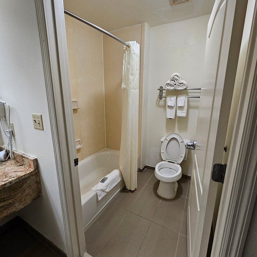 SureStay Plus By Best Western Southern Pines Pinehurst — Bathroom