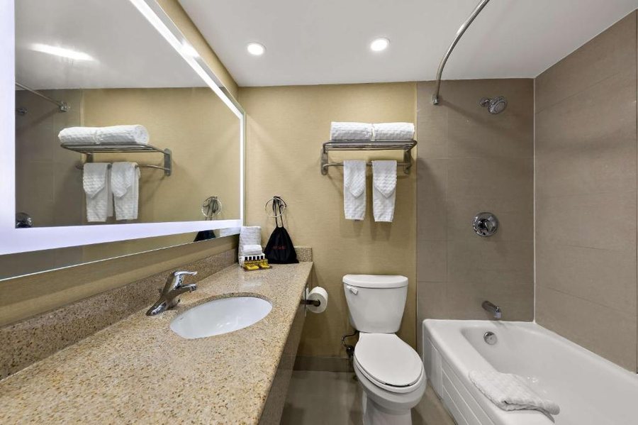 SureStay Plus By Best Western Thornton Denver North — Bathroom