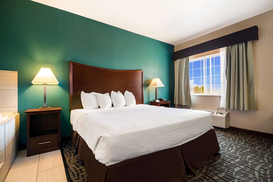 SureStay Plus By Best Western Topeka Northwest — Guest room