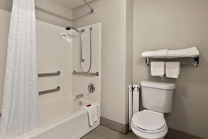 SureStay Plus By Best Western Tulsa East — Bathroom