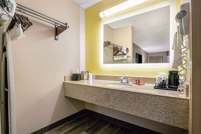 SureStay Plus Hotel by Best Western Buckhannon — Bathroom