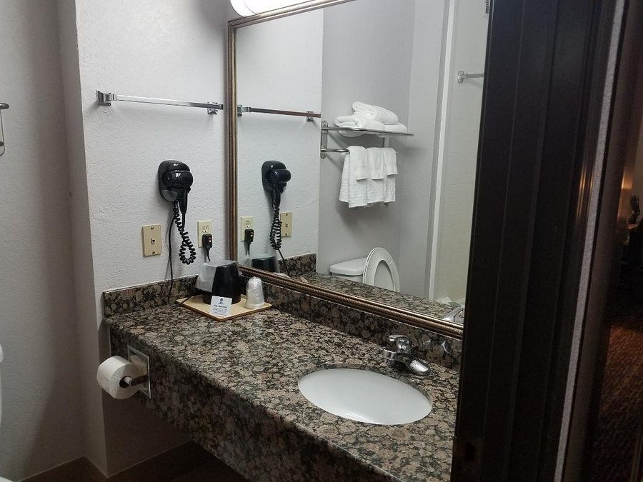 SureStay Plus Hotel by Best Western Oklahoma City North — Bathroom
