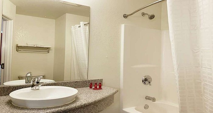SureStay Plus Hotel by BW Niagara Falls East — Bathroom