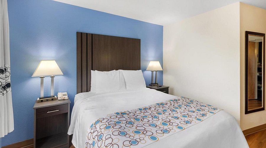 SureStay Plus Hotel by BW Niagara Falls East — Guest room