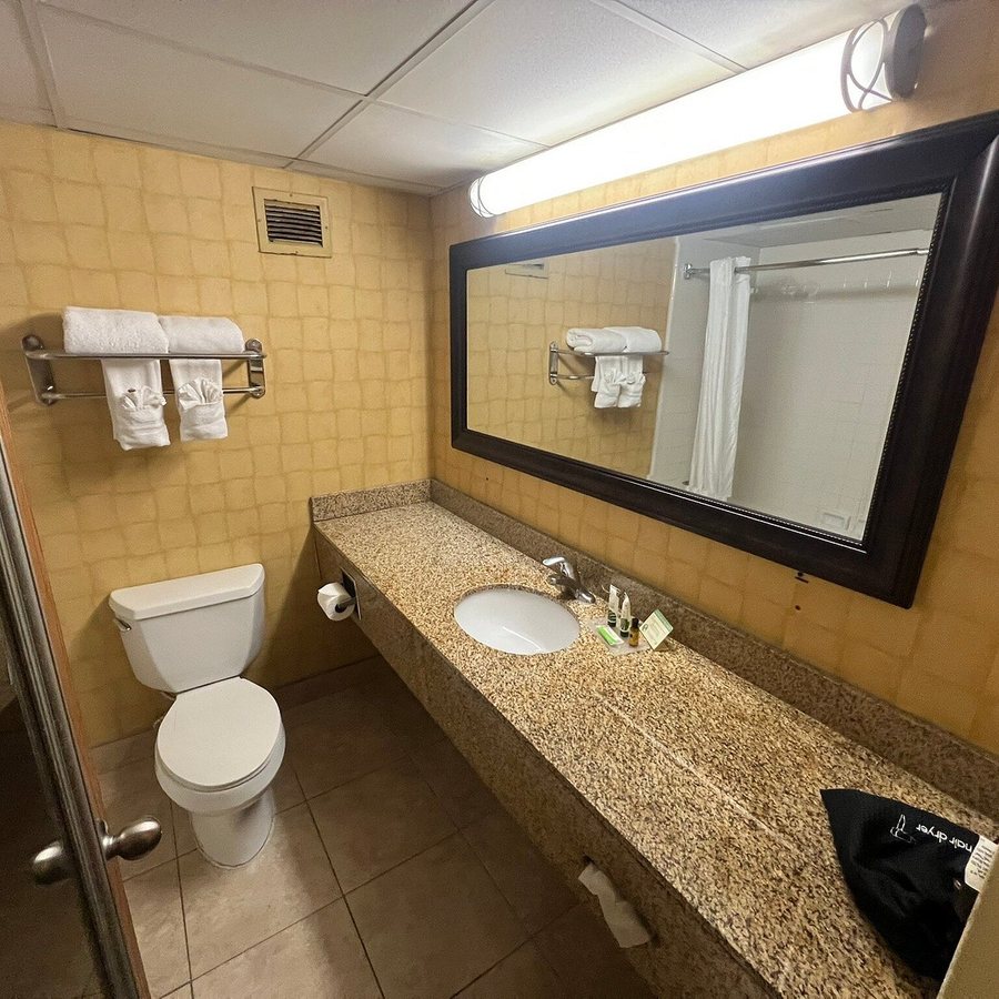 SureStay Studio by Best Western Charlotte Executive Park — Bathroom