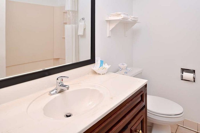 SureStay Studio by Best Western Virginia Beach Oceanfront — Bathroom