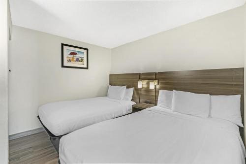 SureStay Studio by Best Western Virginia Beach Oceanfront — Guest room