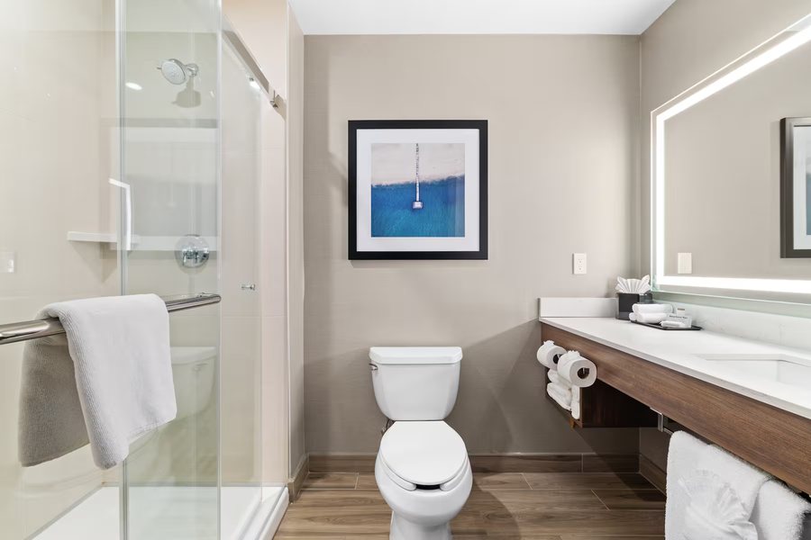 Surf City Inn Suites — Bathroom