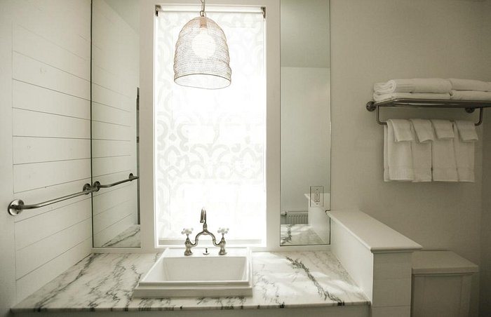 Surf Hotel Chateau — Bathroom