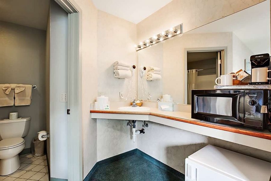 Surf Motel and Gardens — Bathroom