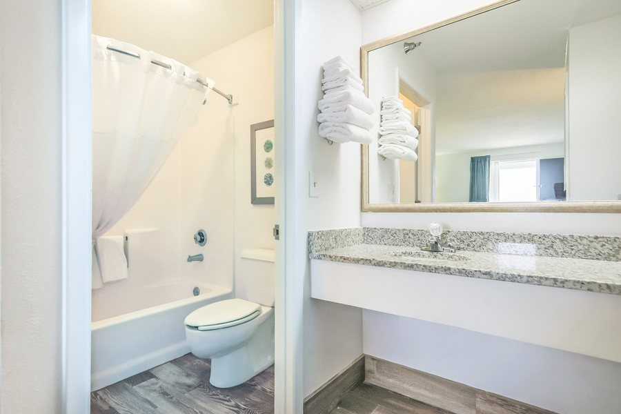 Surf Sand Hotel — Bathroom