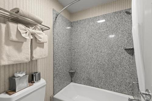 Surf Sand Lodge — Bathroom