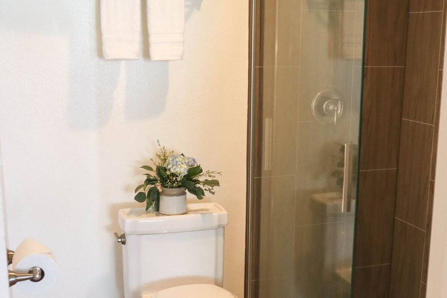 Surfbreak Hotel — Bathroom