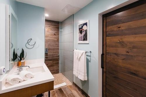 Surfhouse — Bathroom
