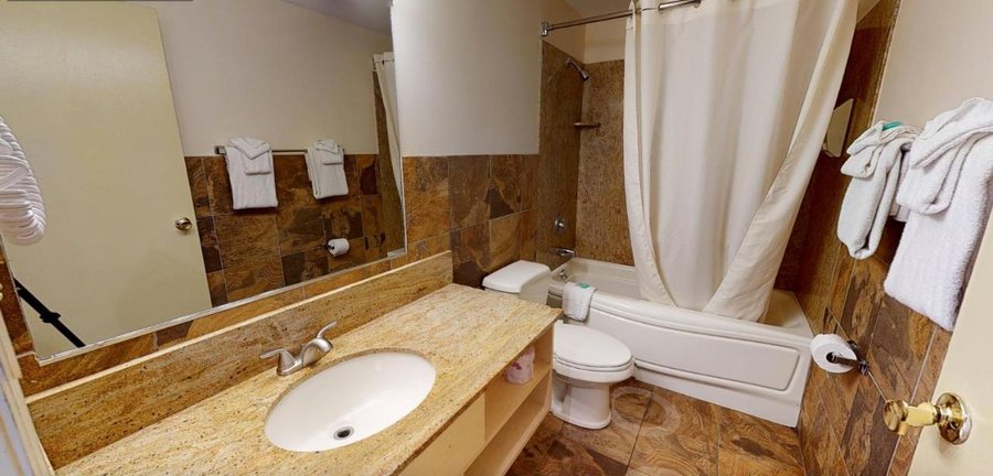 Surfside On The Lake Hotel Suites — Bathroom