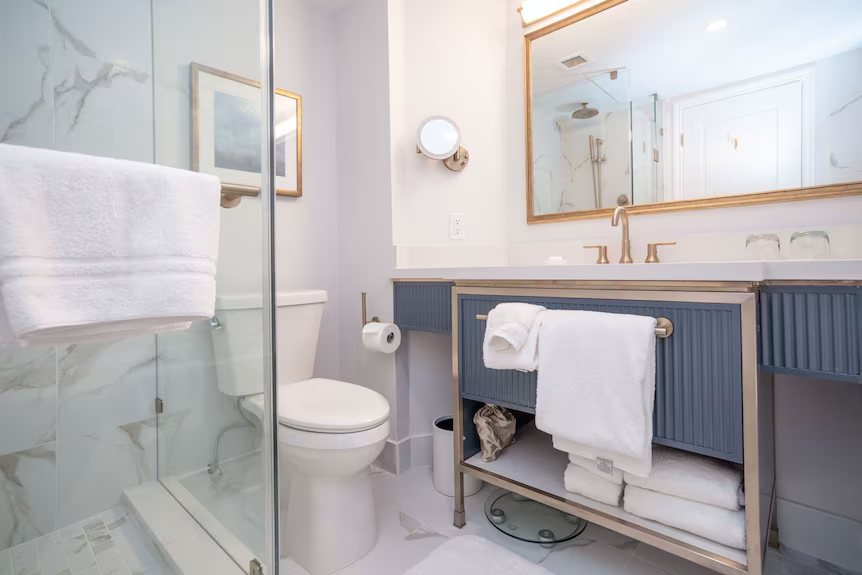 Sutton Suites Hotel — Bathroom
