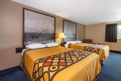 Sutton Suites Hotel — Guest room