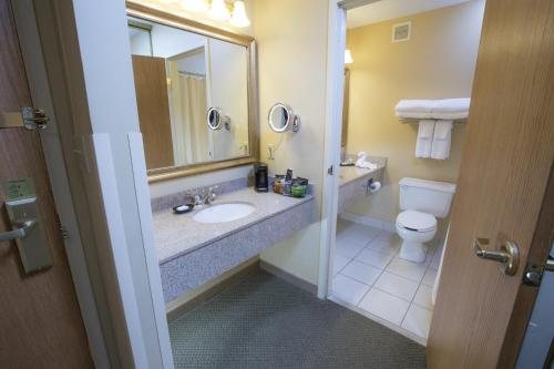 Swan Lake Resort — Bathroom